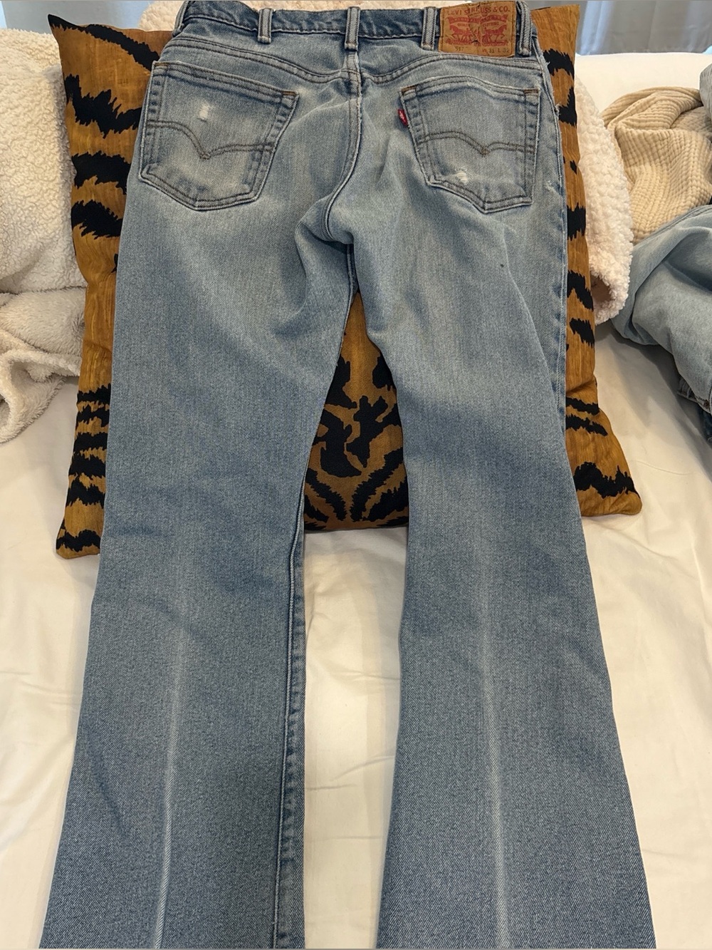 Levi's Light Wash Vintage-Inspired Back Pocket Style
Vintage levis 517